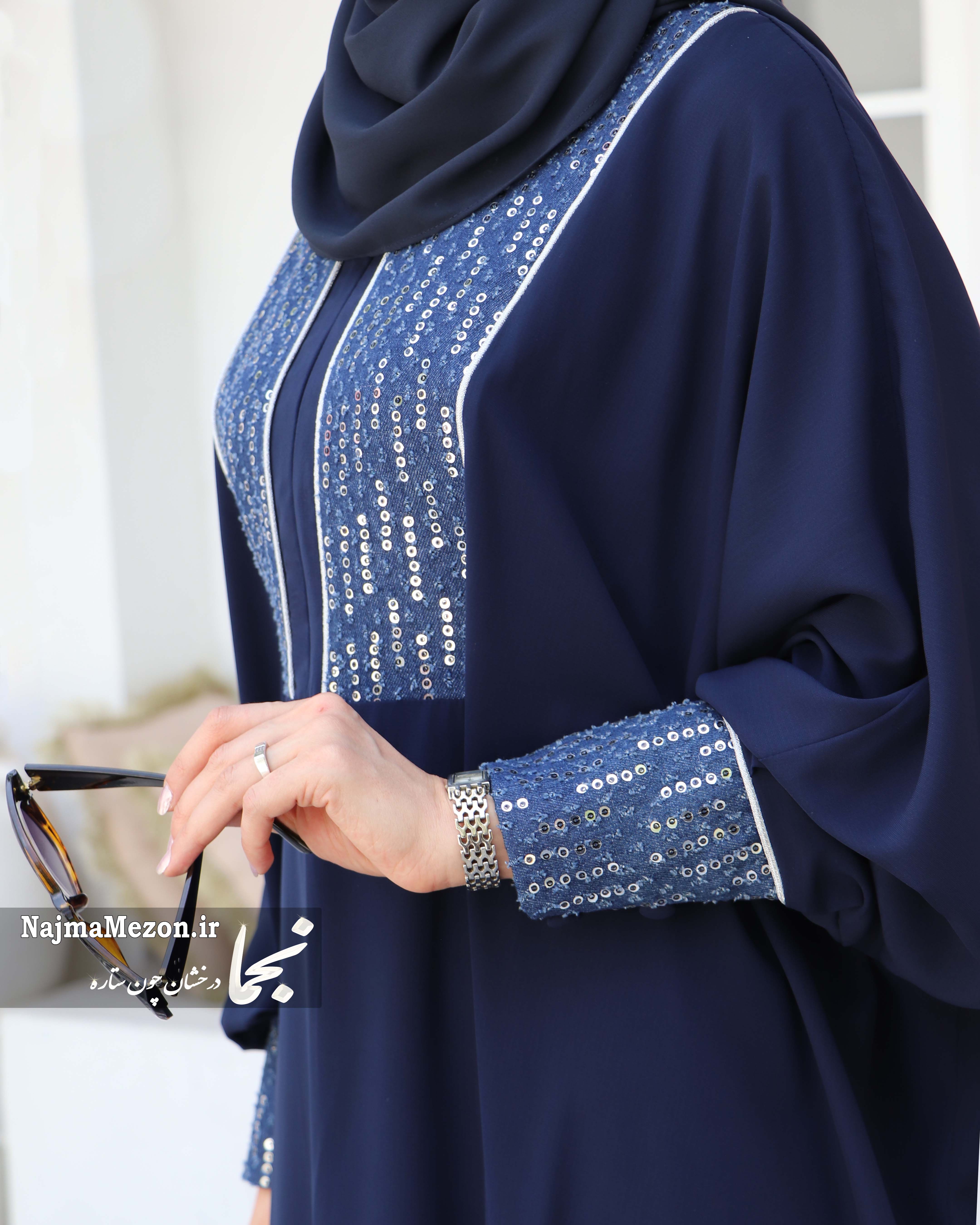 نمای نزدیک سوزن‌دوزی جین روی عبای ضحی - کیفیت دوخت بالا