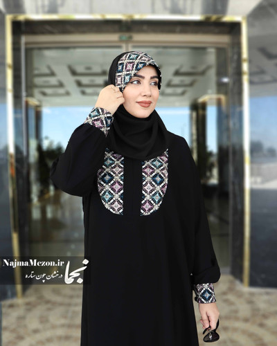 نمای دورنما و فرم آزاد عبای یکتا مشکی با برش از آرنج - مزون نجما
