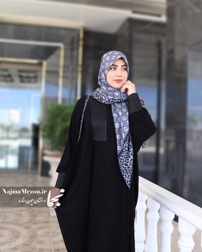 استایل عبای سوزندوزی هندی مدل ضحی تمام مشکی در حالت پوشیده - مزون نجما
