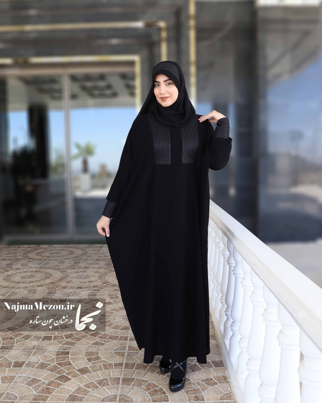 نمای ترکیبی و جلوه نهایی عبای مجلسی ضحی تمام مشکی با سوزندوزی هندی - مزون نجما