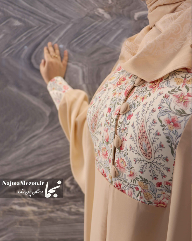 جزئیات پارچه کرپ طرحدار و خرجکار روی عبای مجلسی زنانه رز کرم - مزون نجما