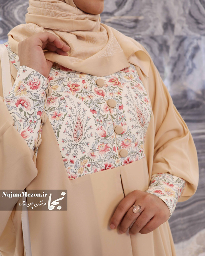 نمای نزدیک از جنس کرپ عبایی الگانس و پارچه طرحدار مدل رز کرم - مزون نجما
