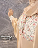 جزئیات پارچه کرپ طرحدار و خرجکار روی عبای مجلسی زنانه رز کرم - مزون نجما