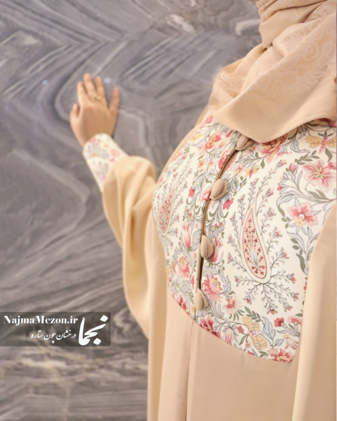 جزئیات پارچه کرپ طرحدار و خرجکار روی عبای مجلسی زنانه رز کرم - مزون نجما