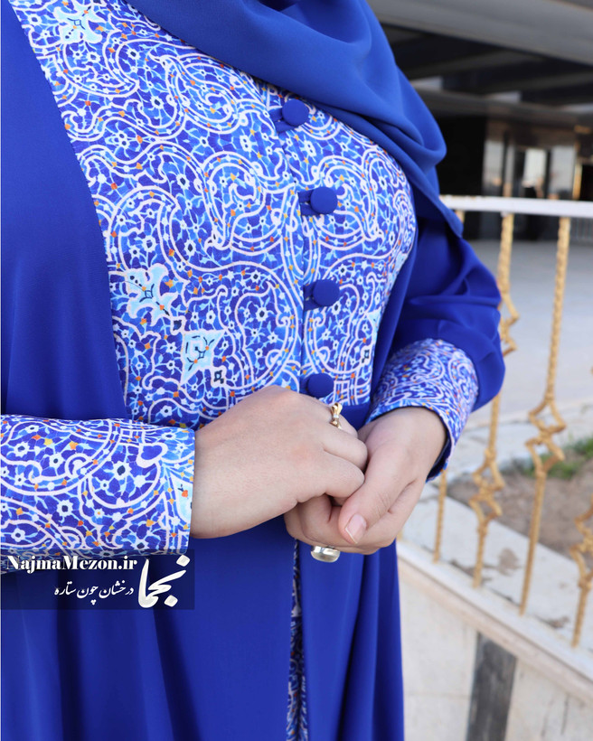 جزئیات خرجکار کرپ طرحدار با نقوش کاشی ایرانی روی مانتو عبایی رز آبی - مزون نجما