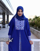 نمای نزدیک از طرح کاشی ایرانی و کیفیت خرجکار مانتو عبایی مجلسی رز آبی - مزون نجما